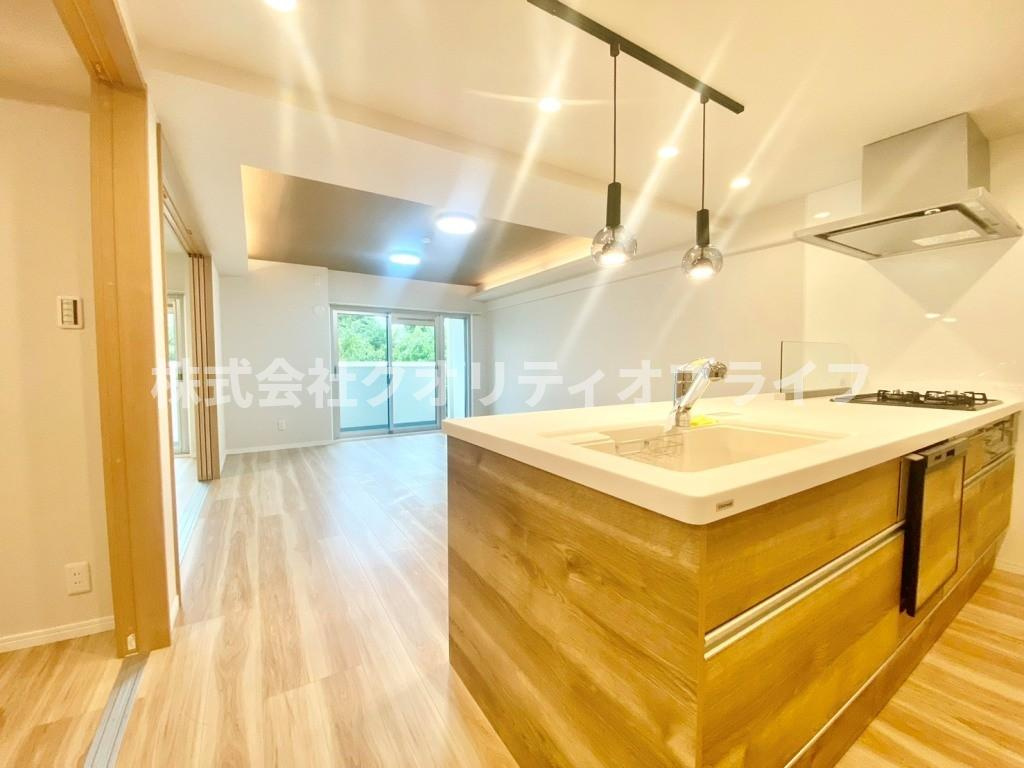 白と木目調でつくられたお部屋は優しくあたたかい雰囲気です