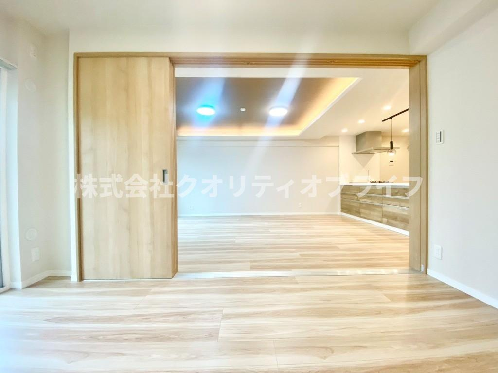 5.7帖洋室はリビングに面しております