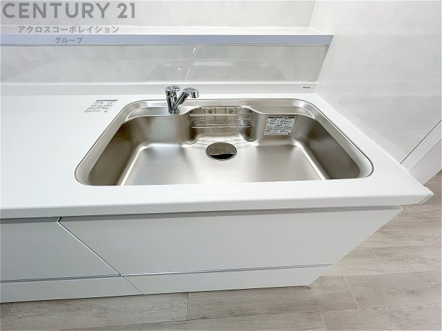 大きなシンクでお鍋などの大きな調理器具を洗う際にも便利です。　