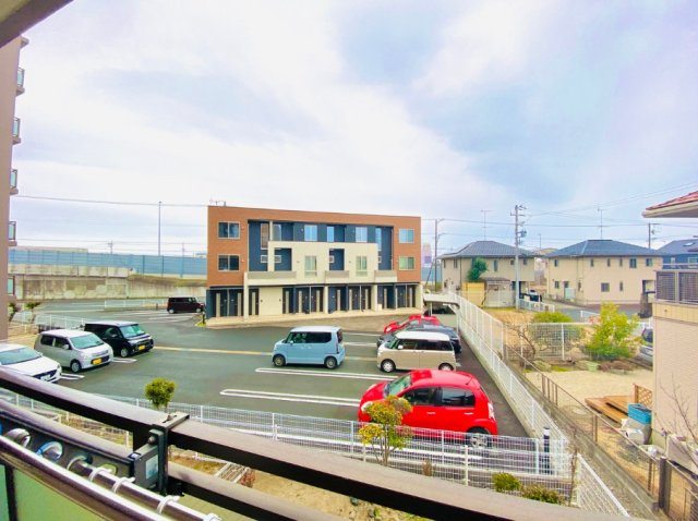 南側は隣地アパートの駐車場の為、陽当り良好です。