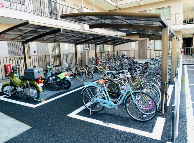 駐車場・駐輪場も敷地内に確保されています。