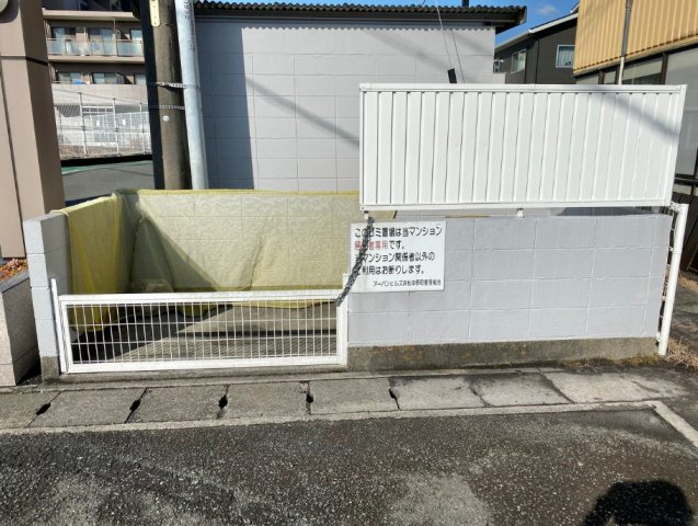 マンション入り口にゴミ置き場が設置されています