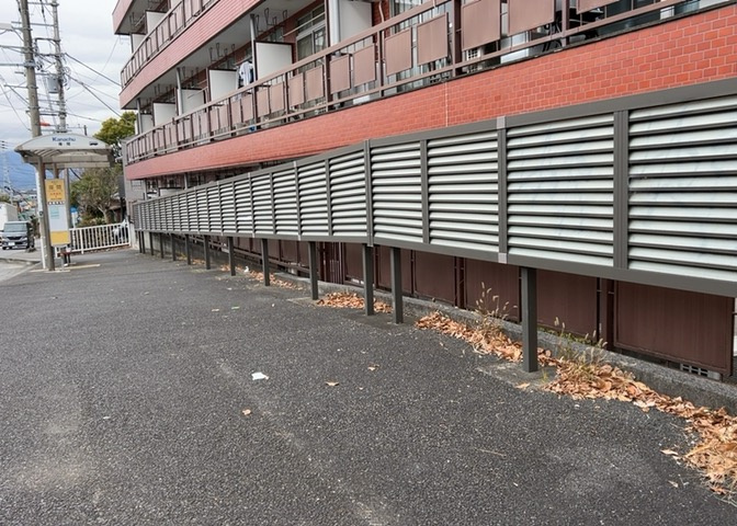 中庭（パティオ）とは、一つの建築物の内部に設けられた、壁などで囲われている庭のことを指します。コの字型、ロの字型が主流ですが、L字型の中庭もあります。最近では、インテリア性の高さからも人気があります。