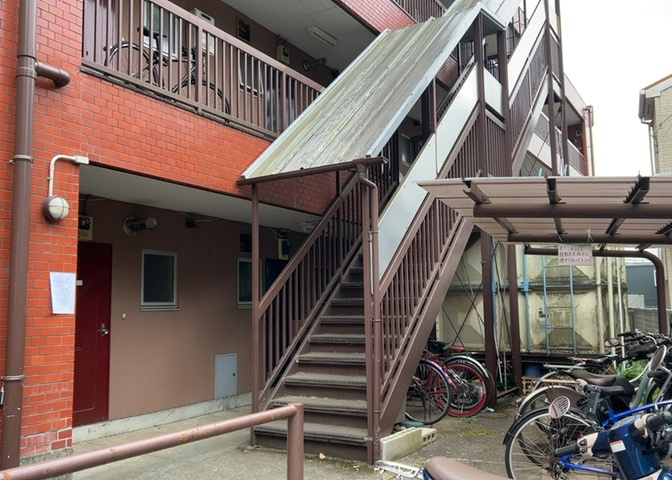 ラウンジは、マンションの共用スペースに椅子やテーブルなどを配置した利用者が寛げる空間です。屋内型ラウンジと屋外型ラウンジがあります。共用部分の管理状況と合わせて、詳細については現地でご確認ください。
