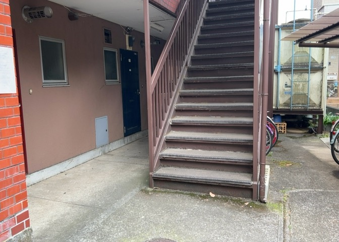 エントランス付近に設置されている集合ポストは、住んでいる部屋と離れているため、ポストをあさるなど誰かに何かされていても被害に気づきにくいです。入居する時には他人に特定されにくい番号で鍵をかけましょう！