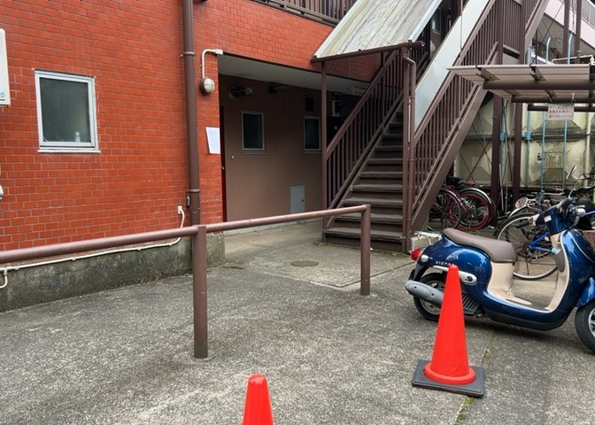 ロビーというと、エントランスと何がちがうの？と思いますよね。実はロビーとエントランスには明確な決まりはありません。物件によっては、エントランスを入って広がるある程度の広さのある空間がロビーとなります。