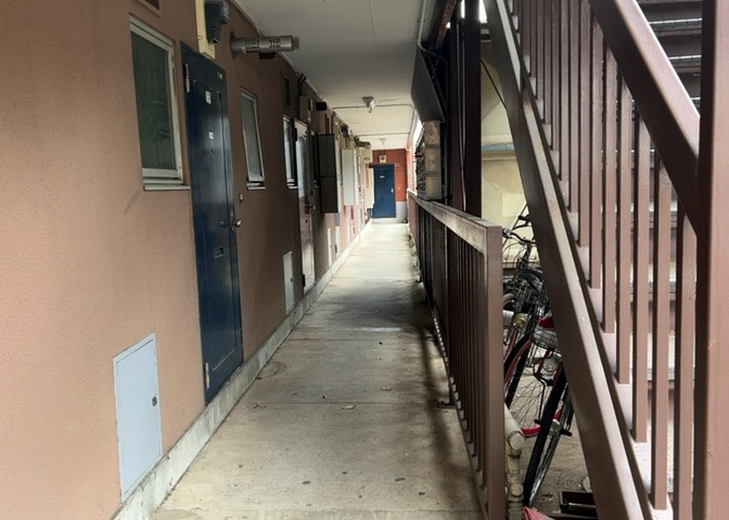 共用部分は、一棟の建物に住む区分所有者全員が共同で所有するとし、共用部分の管理、補修などは、区分所有者で形成される管理組合が行います。個人の判断で勝手に変更することはできませんので覚えておきましょう。