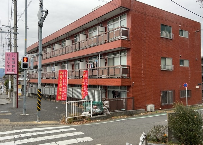 隣家の土地はどうなっているのか、生活利便施設が近くにあるのか、学校まで近いかなど、お客様のライフスタイルにあわせたイメージが重要です。また、近くにあると困る施設が近くにないかも確認するといいでしょう。