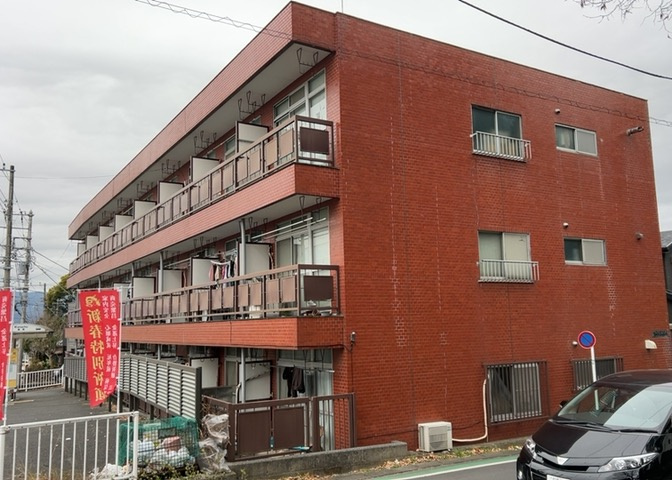 道幅が広い場所は日当たりや風通が良好です。幅が広いのですれ違いも可能ですし大きな車でも駐車可能！一方で、大型車が通ることも多くなるため交通量の増加により騒音に繋がります。また土地の値段が高くなります。