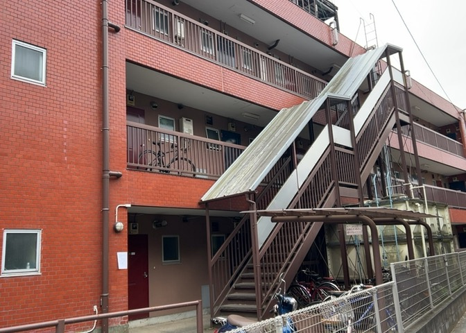 ＲＣ造、Reinforced　Concreteは直訳すると補強されたコンクリートです。主に柱や梁・床・壁が鉄筋とコンクリートで構成おり、鉄筋を組んだ型枠にコンクリートを流し込んで固めたものを指します。