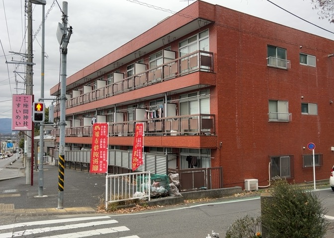 外観はマンション管理がされているかの目安になります。築年数が古いと、壁面は劣化してひび割れが生じることも！建物が古びていても細かいところが修繕されていると、きちんと管理されているなぁと感じるでしょう。