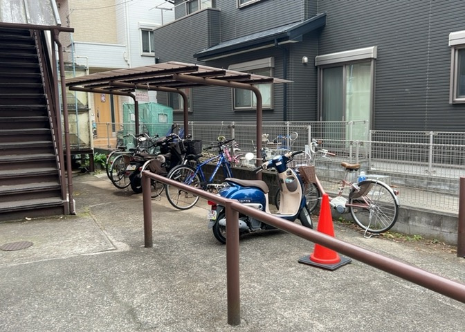 車一台あたりに必要なスペースは、標準サイズの普通自動車で横幅2m50cm、長さ5mは必要になります。ただし、乗降のことも考慮して横幅3m30cm、長さ5m50cmほどは確保できるところを選びましょう。
