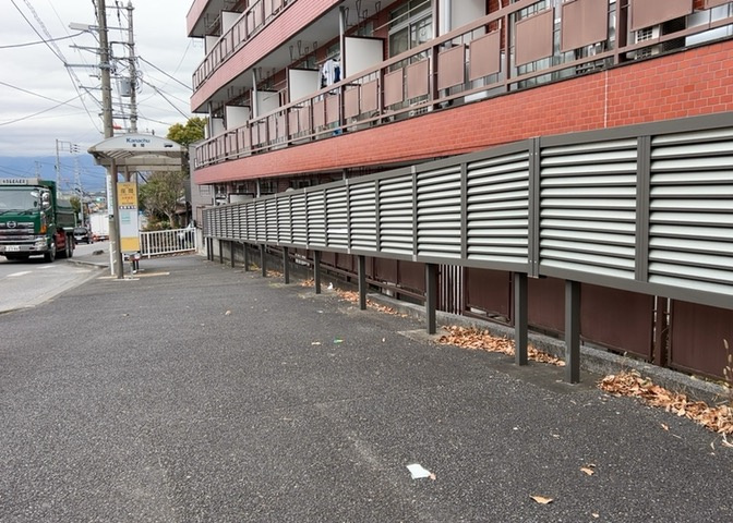 駐車場と明記されていても、最小スペースでつくられた駐車場だと大型車は駐車できなかったり、出入りしにくくなったりする可能性があります。お車のサイズと購入したい物件の駐車場のサイズを現地で確認しましょう。