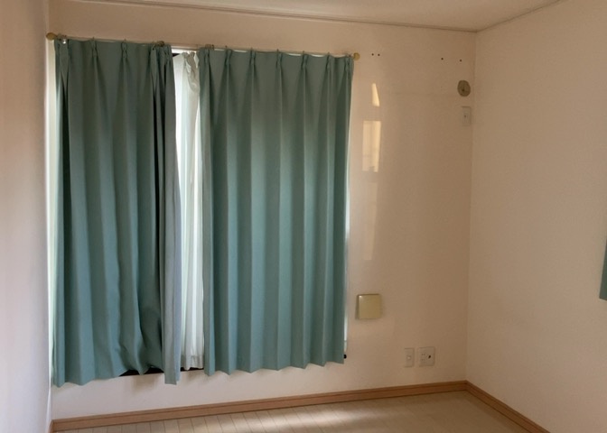 寝室でゆっくりと過ごすためにはベッド周りの適度な空間を担保することや窓の位置、照明の明るさ、寝室の広さなどを考える必要があります。自身や家族の構成とライフスタイルに併せて寝室にする部屋を選びましょう！