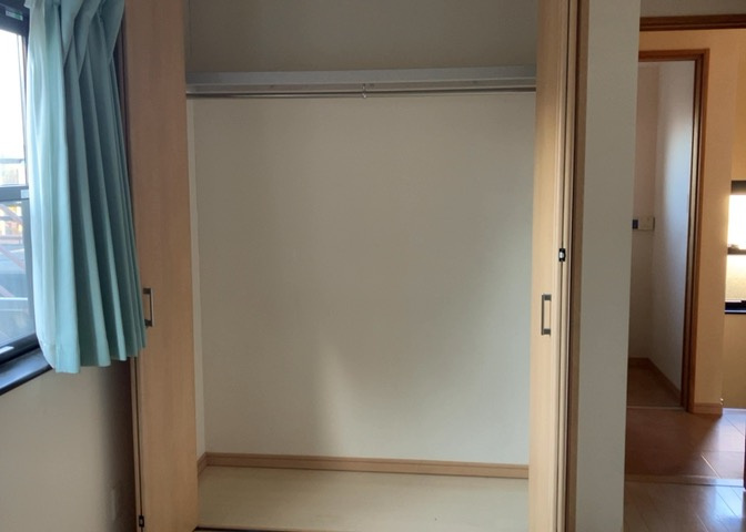 デザイン性を重視しすぎて収納が少なかった！なんてことにならないため、事前に現地で収納の数を確認しておくことをお勧めします。クローゼット以外にも床下収納や屋根裏収納、パントリーなどもチェックしましょう。