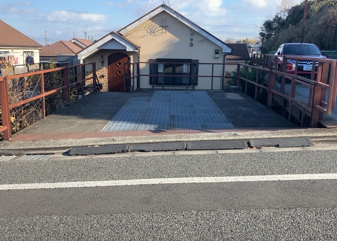 駐車場と明記されていても、最小スペースでつくられた駐車場だと大型車は駐車できなかったり、出入りしにくくなったりする可能性があります。お車のサイズと購入したい物件の駐車場のサイズを現地で確認しましょう。