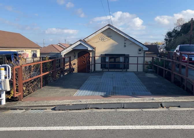 お持ちの車種によっては前面道路が広い方が便利でしょう。しかし、前面道路が広ければその分交通量が多くなるため、騒音などが気になる場合があります。実際に現地を見学し、周辺交通量や騒音などを確認しましょう！