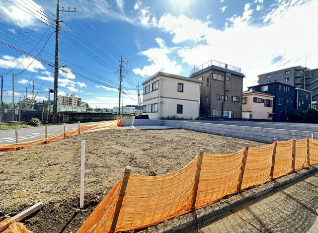 販売現地／2026年9月14日撮影　　敷地全体を見渡せる一枚。周囲の建物との距離感や街並みもご確認いただけます。