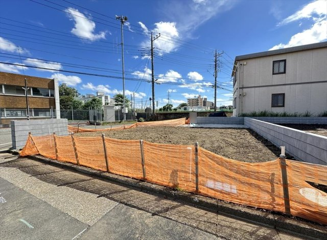 販売現地／2026年9月14日撮影　　前面道路から見た現地の様子。道路との高低差が少なく、敷地への出入りもスムーズです。