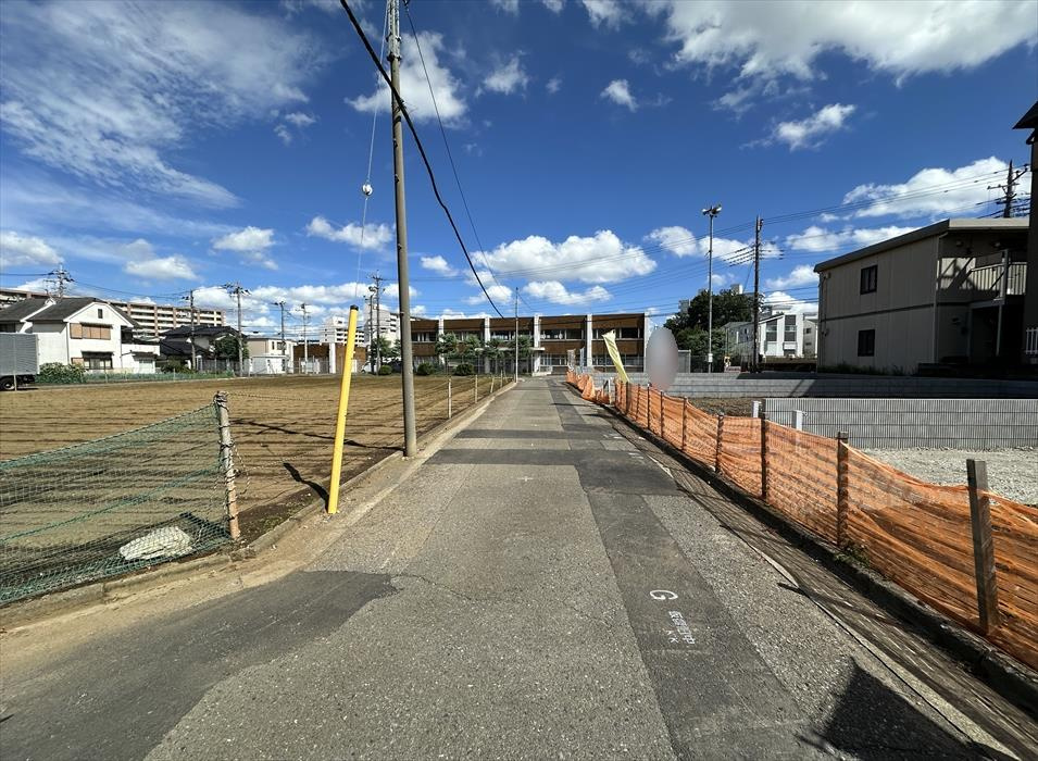 落ち着いた街並みに面した前面道路。見通しがよく、周辺の穏やかな住環境を感じられます。