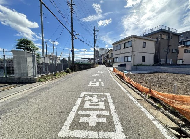 現地前面の道路はゆったりとした直線道路。周囲の街並みや道路状況を現地でご確認いただけます。