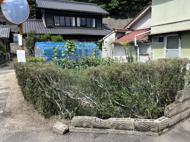 住宅用地としてさまざまな建築プランをご検討いただけます。平屋住宅や二世帯住宅、広い駐車スペースを確保した住まいなど、ご家族のライフスタイルに合わせた自由度の高い土地となっております。