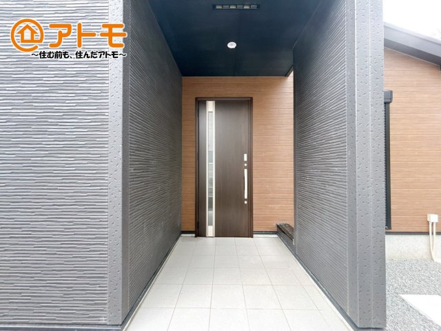 落ち着いた色合いの玄関はダブルロックで防犯性に優れた仕様になっています♪