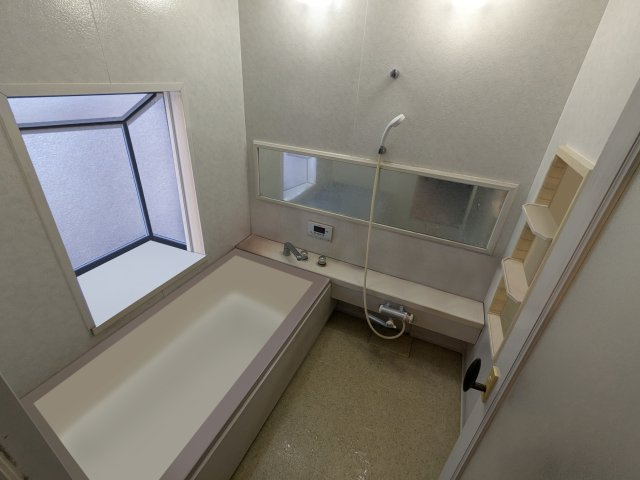 丁寧に使われたバスルームです。広々とした空間で一日の疲れを癒やしてください。