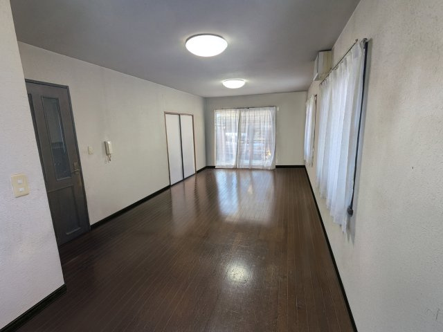 1階リビングは落ち着いた素材感と開放感が調和した、品格あるくつろぎの場です。