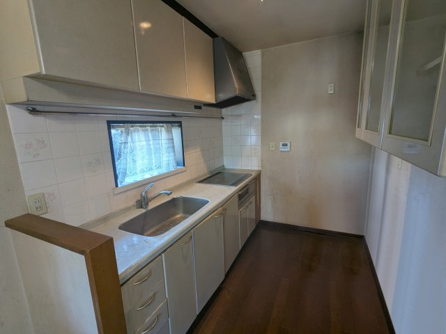 2階のキッチンは、二世帯それぞれの暮らしに心地よい距離感をもたらす、独立性の高いプライベート空間