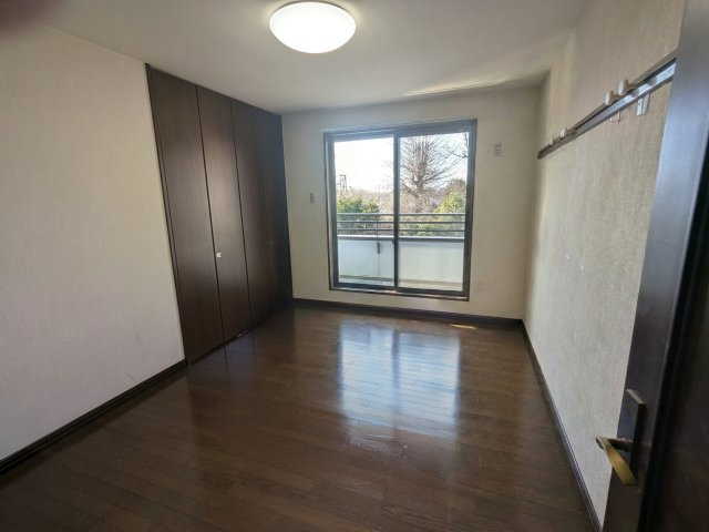 2階の洋室は、窓から見える緑豊かな景色が自分だけの時間をゆったりと過ごせる心地よい一室です。