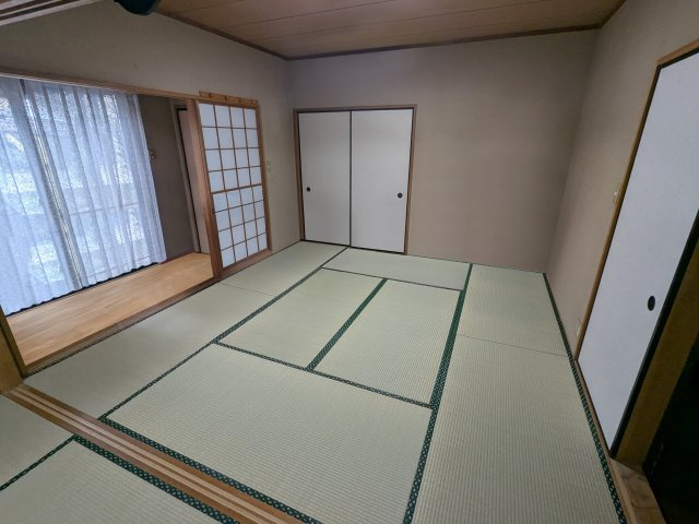 まるで旅館の一室のような広がりが魅力。畳の風合いと、縁側へと続く空間が、贅沢な寛ぎをもたらします。