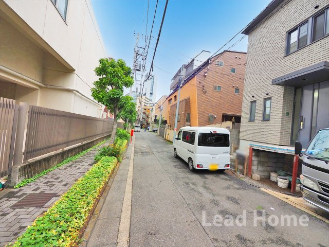 街路樹の緑が広がる心地よい前面道路です！平坦で歩きやすくベビーカーでのお散歩もラクラク行えます♪