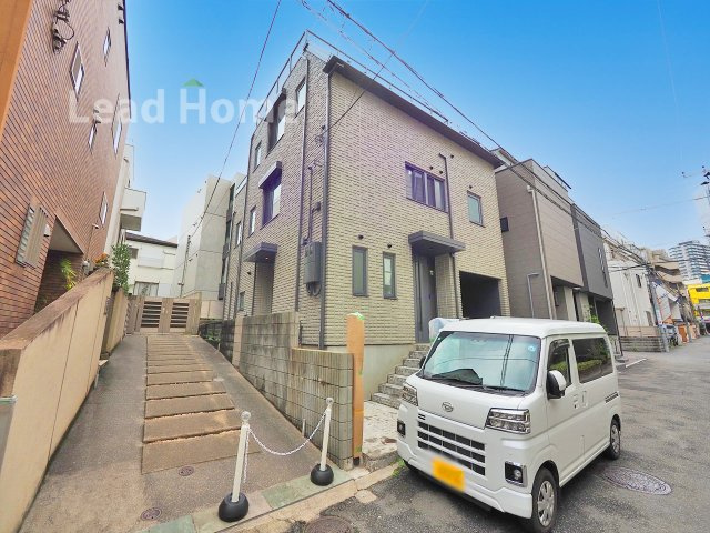 見通しの良い平坦道路で車の出し入れもスムーズ！通勤やおでかけの際も焦らずゆったり出発できます♪