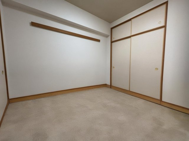 落ち着いた雰囲気の和室は、客間やくつろぎスペースとして使いやすい一室です。押入れ収納を備えており、布団や季節物の収納にも便利です。お子様の遊び場や来客時の寝室など、柔軟な使い方ができる和の空間です。