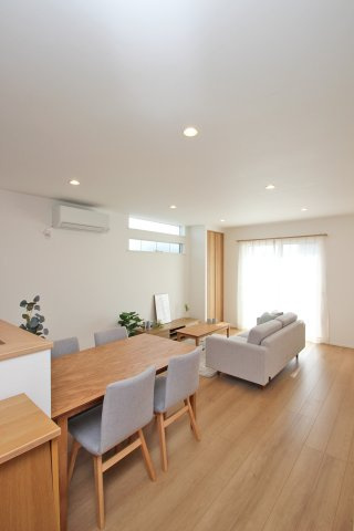 キッチンとダイニングが横並びの間取り。食器の上げ下げがしやすく、お料理時にはダイニングも作業台として使えるので、お子様もお手伝いしやすい配置。　【プラン例】建物価格1780万円、建物面積93.59？