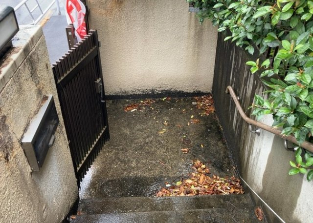 玄関ポーチにおいて最も重視すべきと言っても良いのが広さです。適切な広さの玄関ポーチでないと外見的なバランスは崩れてしまいますし、何より使いにくくなってしまいますので、現地で実際に下見をしてみましょう！