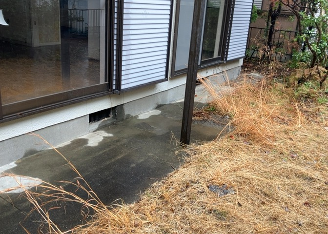床下換気口は、床下に湿気がこもることを防ぎ、効果的に換気を行うために設置されています。床下換気口が設置されていない建物は、基礎パッキング工法などにより換気を行なっています。詳細は現地でご確認ください。