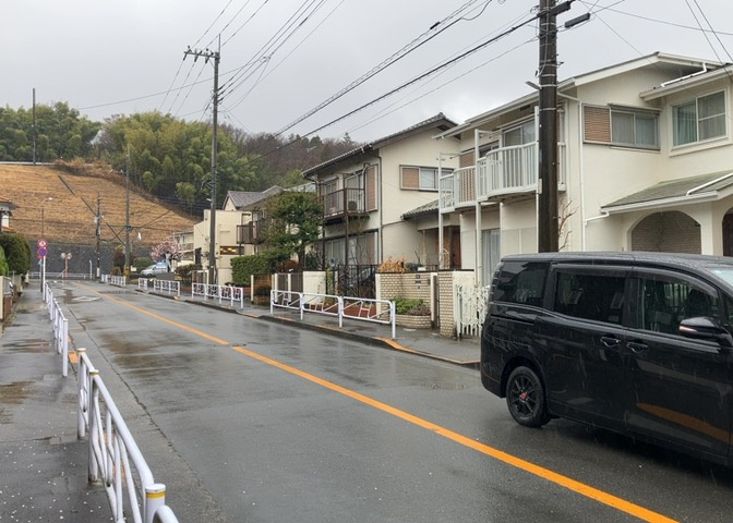 土地の地勢が高台の場合、景色を綺麗にみることができ、景色にこだわってお家探ししている方におすすめです！また平坦地よりも風通しがいいというメリットがあります。デメリットもあるので是非現地でご確認下さい。