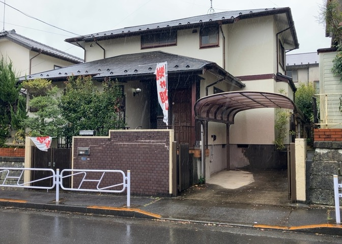 住宅用の土地では前面道路に2m以上接していなければならないと法律で定められています。しかし、お持ちの車のサイズやライフスタイルなどにより、2mでは利便が悪い場合もございますので、事前に確認しましょう。