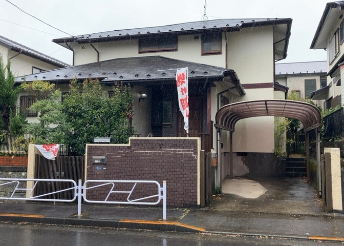 道幅が広い場所は日当たりや風通が良好です。幅が広いのですれ違いも可能ですし大きな車でも駐車可能！一方で、大型車が通ることも多くなるため交通量の増加により騒音に繋がります。また土地の値段が高くなります。