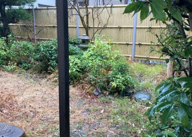 庭があることでガーデニングや家庭菜園はもちろん、こどもの遊び場やペットを放して遊ぶことができます。また、家の周囲に余裕があるということです。隣地との間があれば、十分な日当たりと、風通しが確保できます。