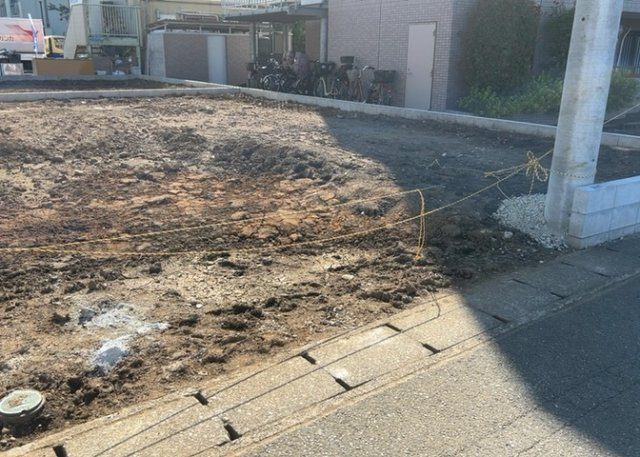現地に行くなら、物件の周囲の地形がどうなっているかを見ることも大切です。周辺より低くなっている土地では、大雨などで水が集まりやすいため、地盤が弱くなっているということも考えられるため、注意が必要です。