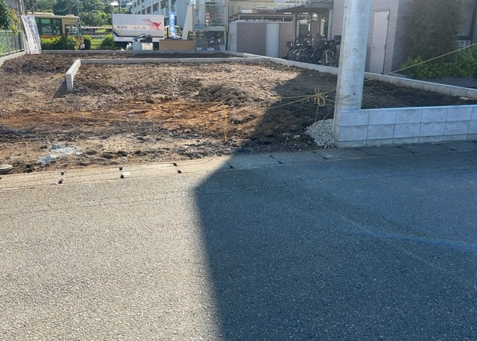 道幅が狭い場所は比較的土地の値段が低いことが多く、また交通量が少ないため騒音が少なく静かな環境で過ごせます。また、小さいお子様がいるご家庭も安心です。一方で車の駐車が難しいというデメリットもあります。