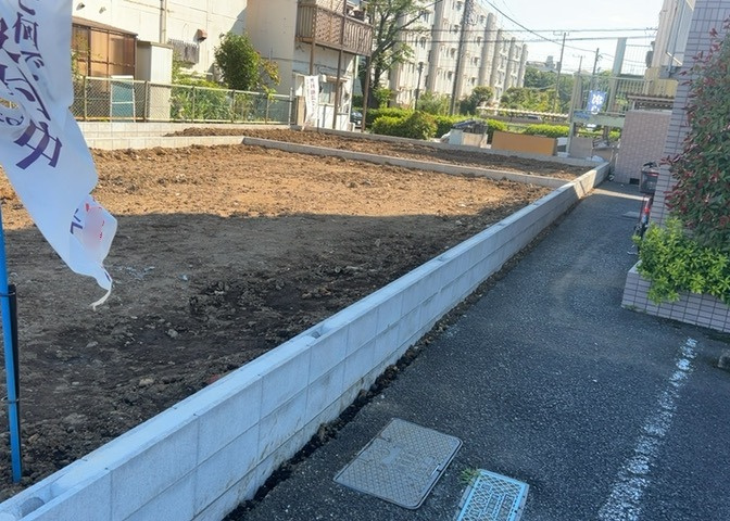 車一台あたりに必要なスペースは、標準サイズの普通自動車で横幅2m50cm、長さ5mは必要になります。ただし、乗降のことも考慮して横幅3m30cm、長さ5m50cmほどは確保できるところを選びましょう。