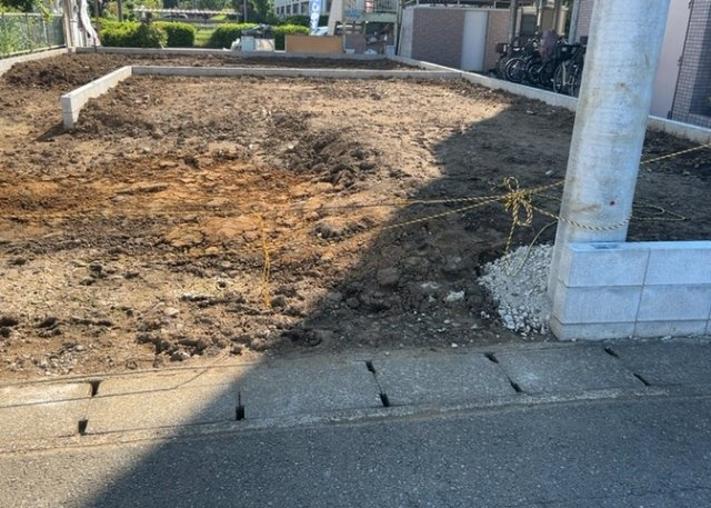 庭のある家に住むことのメリットとして、子どもたちの遊び場を確保できること、ガーデニングや家庭菜園を楽しめること、明るさを確保できることがあります。また、配置を工夫することでプライバシーが確保できます。