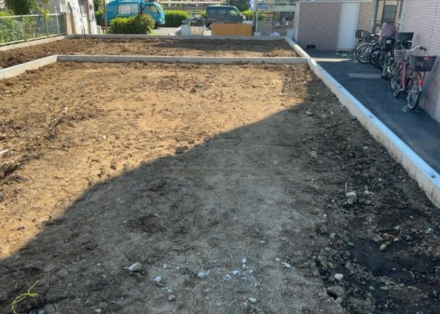玄関ポーチにおいて最も重視すべきと言っても良いのが広さです。適切な広さの玄関ポーチでないと外見的なバランスは崩れてしまいますし、何より使いにくくなってしまいますので、現地で実際に下見をしてみましょう！