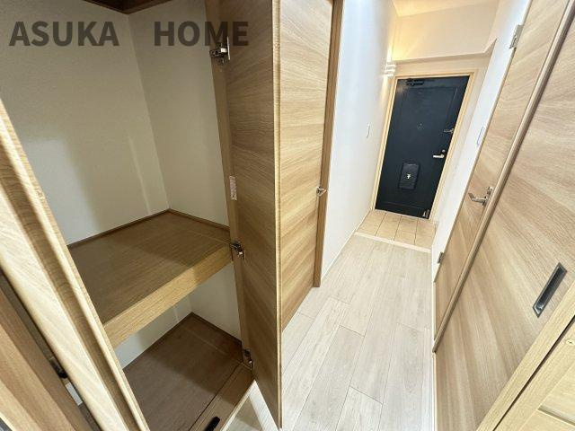 玄関横には収納スペースもあります。