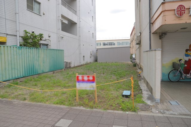 現地に行くなら、物件の周囲の地形がどうなっているかを見ることも大切です。周辺より低くなっている土地では、大雨などで水が集まりやすいため、地盤が弱くなっているということも考えられるため、注意が必要です。