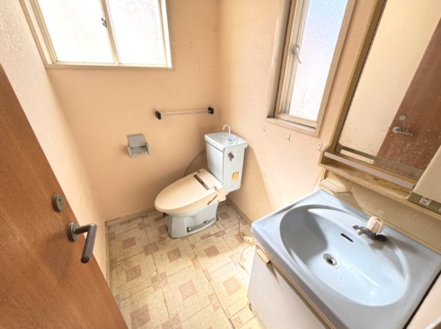 2階トイレと洗面化粧台です